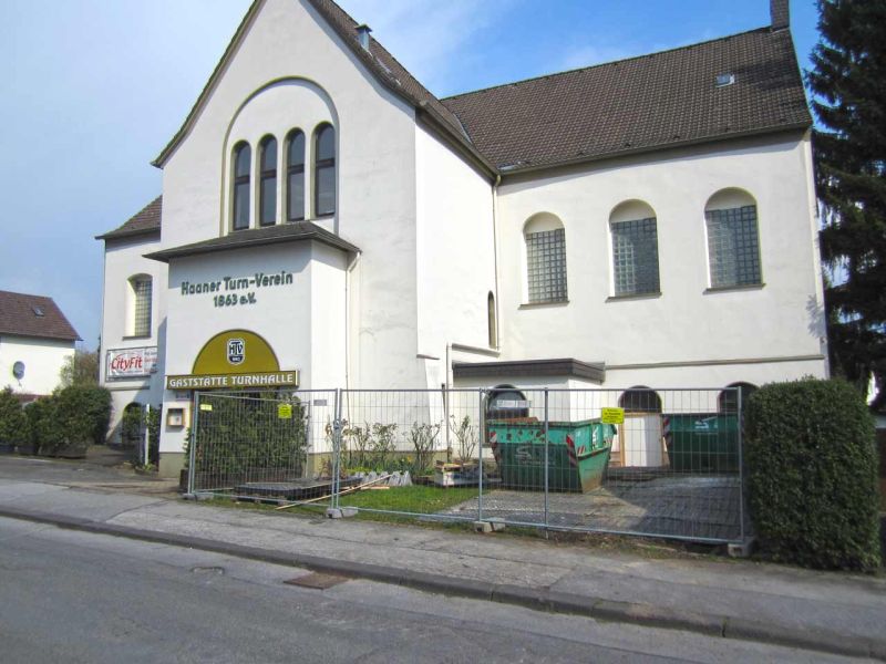 Fahrplatten als Containerstellplatz bei Gebäudesanierung