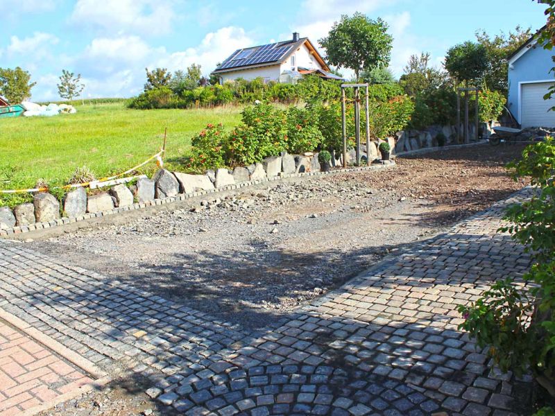 Kiestabilisierung eines neu angelegten Hof und Einfahrt mit dem Kiesgitter KG30