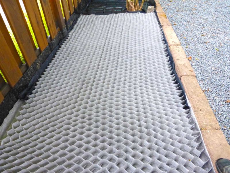 Anlegen eines stabilisierten Kiesweg und Gartenweg mit den Kieswaben KW50