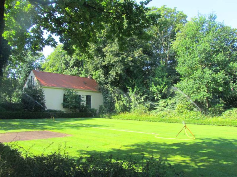 Rasennetz zur Rasenverstärkung eines Rasenparkplatz aus Rollrasen