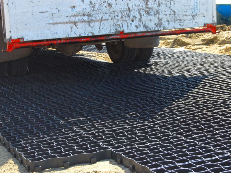 Bodengitter BG50 zur Herstellung eines befestigten Weg für Fahrzeuge und Anhänger auf Sand