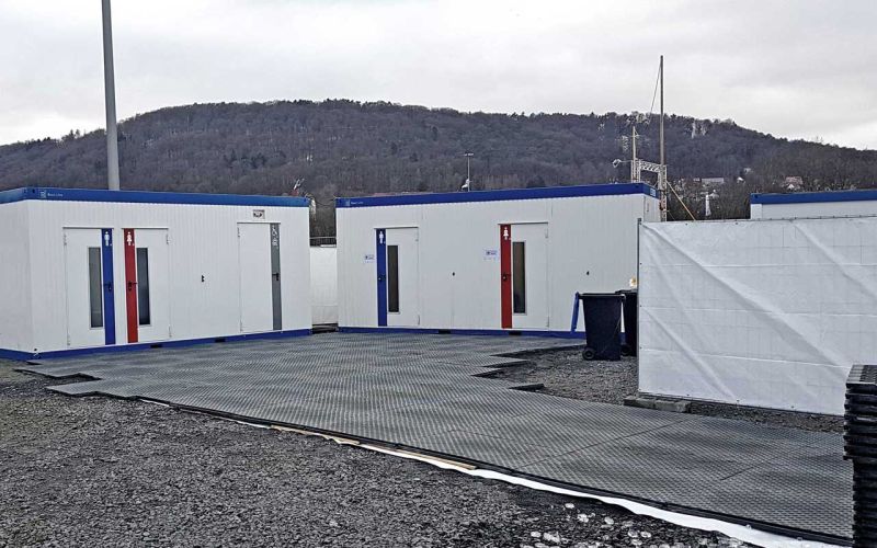 So konnte in Windeseile ein sicherer, sauberer und barrierefreier Fußgängerweg auf dem Schotterboden vor dem Impfzentrum in Marburg umgesetzt werden