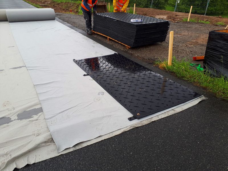 Unsere s:tek 48 · Hochleistungs-Bodenschutzplatte beim Pilotprojekt „Fotovoltaik-Lärmschutzwand“