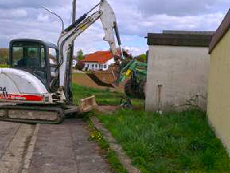 Umgestaltung einer Rasenfläche zum befestigten Kies Parkplatz mit der Kieswabe KW50