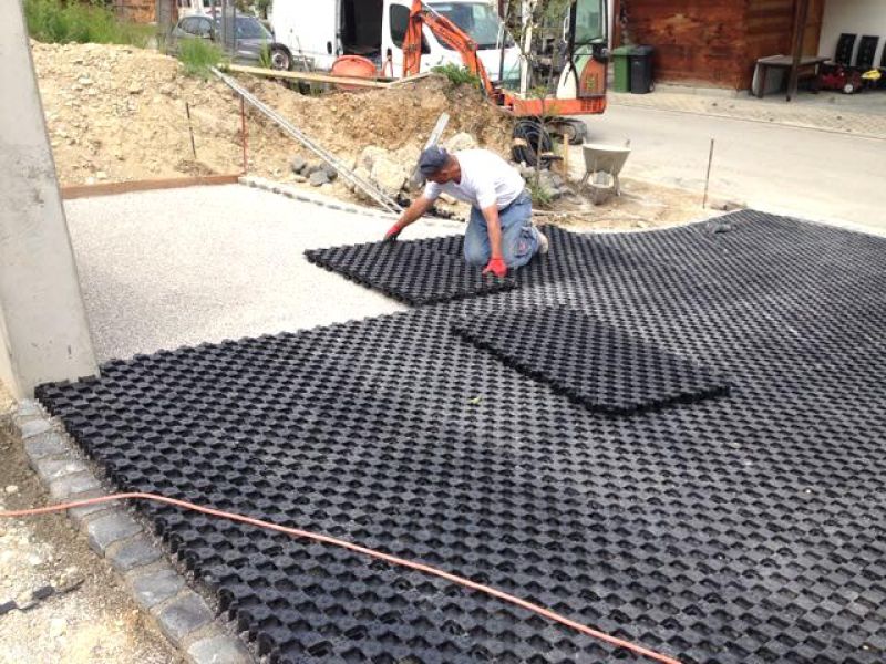 Verlegung des Ankergitter AG60 zur ökologischen und versiegelungsfreien Pflasterung einer Hofeinfahrt