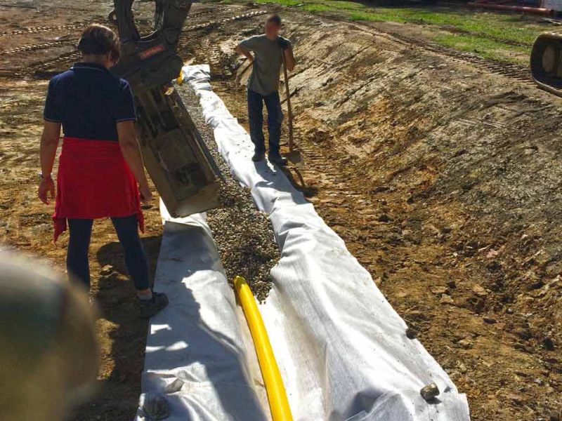Verlegung von Paddockplatten für ein Paddock für Island-Pferde