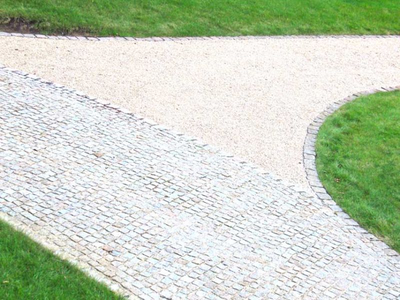 Verlegen und verfüllen des Kiesgitter KG30 für einen Gartenweg aus Kies