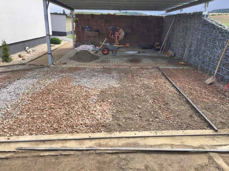 Moderne Umgestaltung: Steingarten & Carporteinfahrt mit stabilisiertem Kies