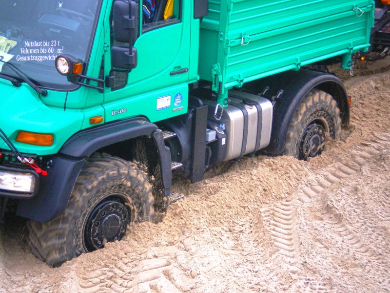 Nahaufnahme eines festgefahrenen Fahrzeugs im Tiefsand.