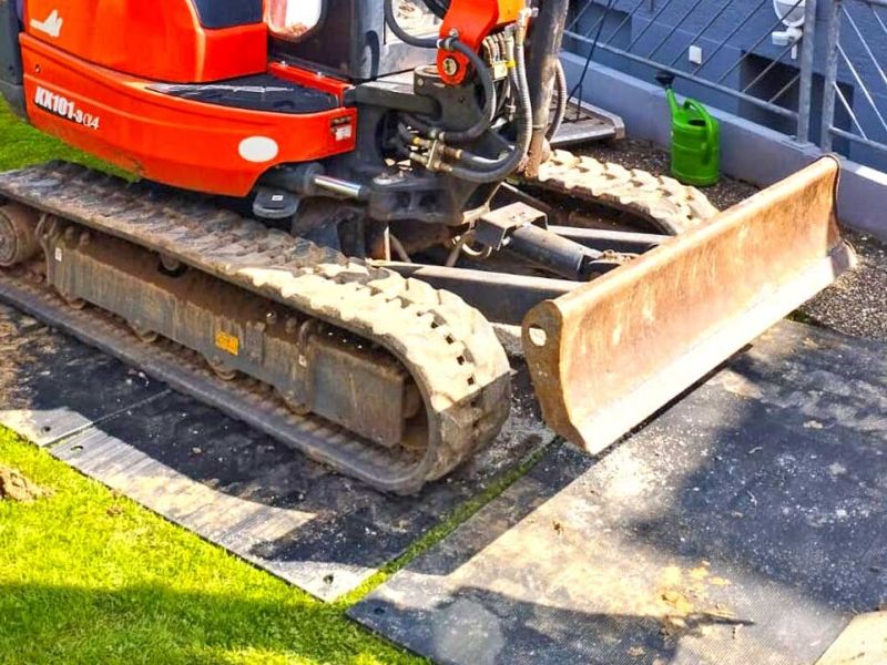 Das typische Galabau Duell, Bagger gegen Rasen, wer gewinnt? Fahrplatten von Securatek!