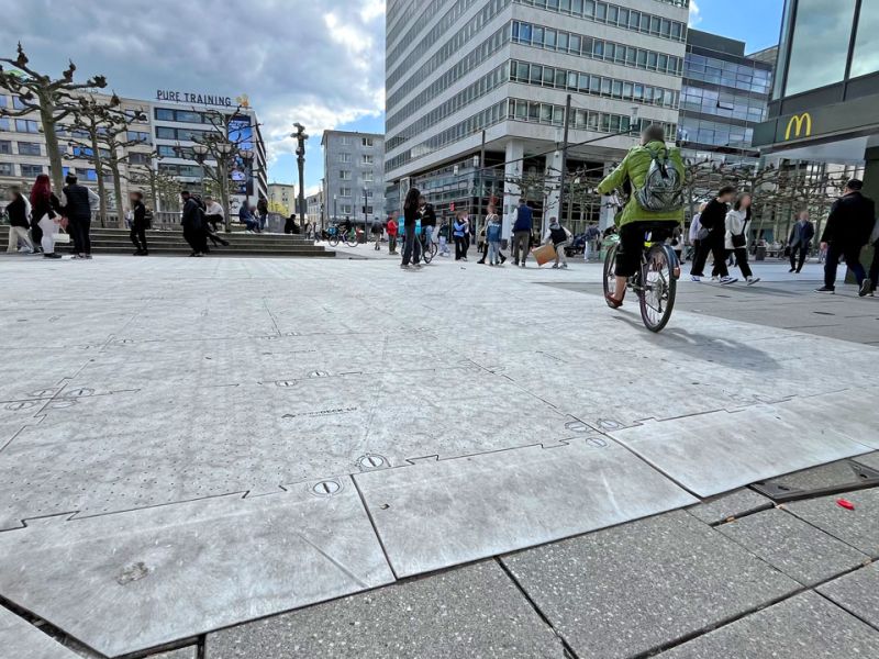 Eine Fußgängerzone. Eine große Fläche ist mit abgedeckt mit Kunststoffplatten