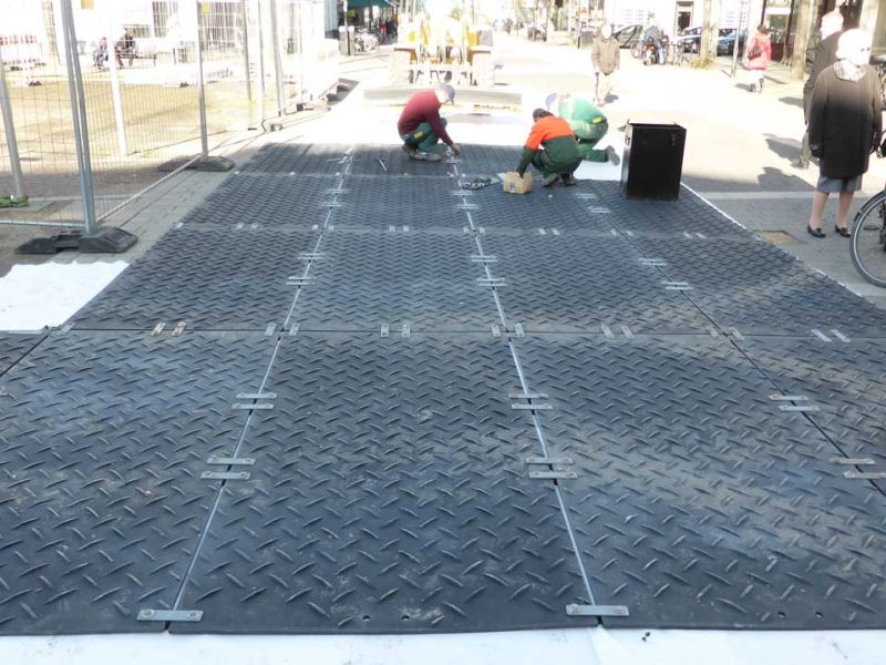 Mobile Baustraße als Pflasterschutz in der Fußgängerzone in Gießen