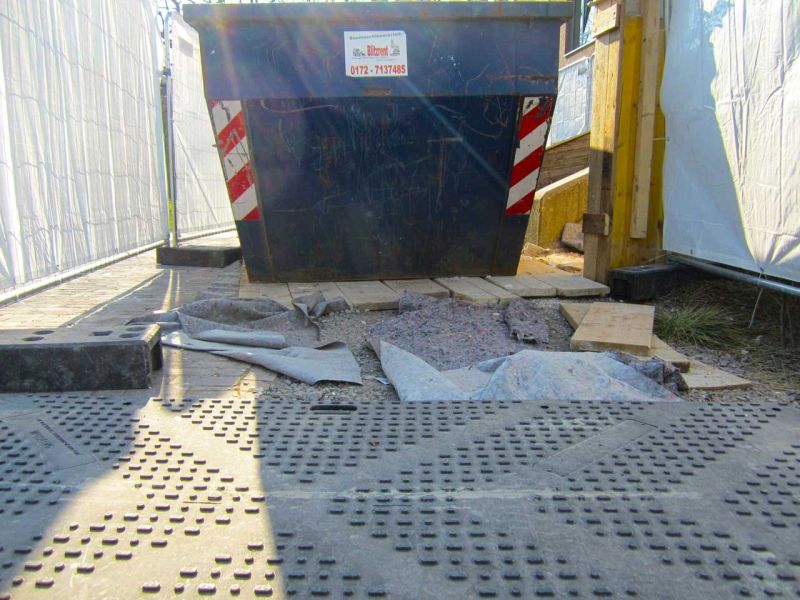 Fahrplatten als Pflasterschutz für eine temporäre LKW-Zufahrt