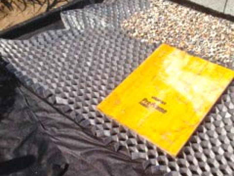 Verlegen der Kieswaben KW50 für eine neu angelegte Kies-Terrasse im Garten