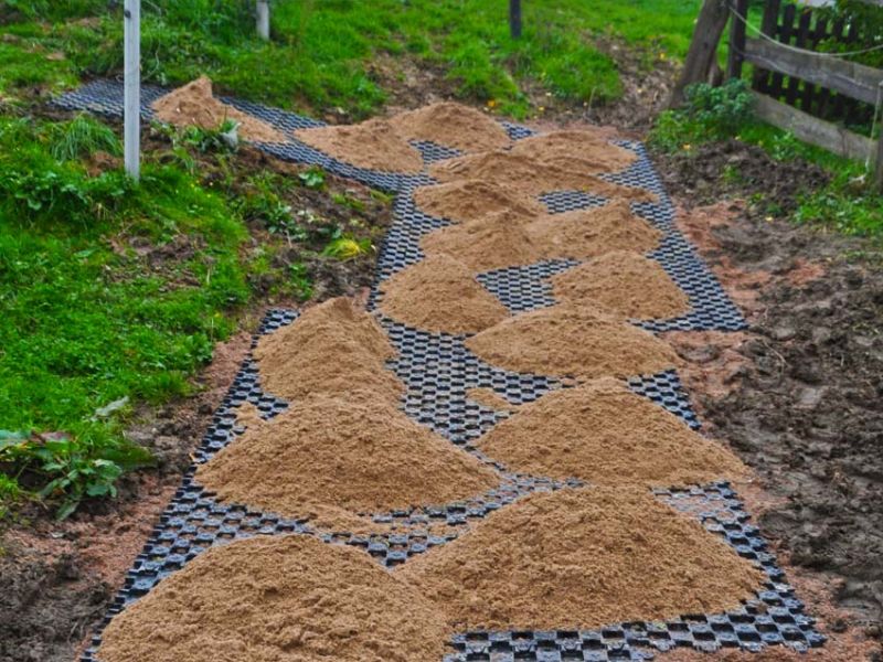 Befestigung eines steilen Weidezugang in Hanglage ohne Unterbau mit den Paddockplatten PP60