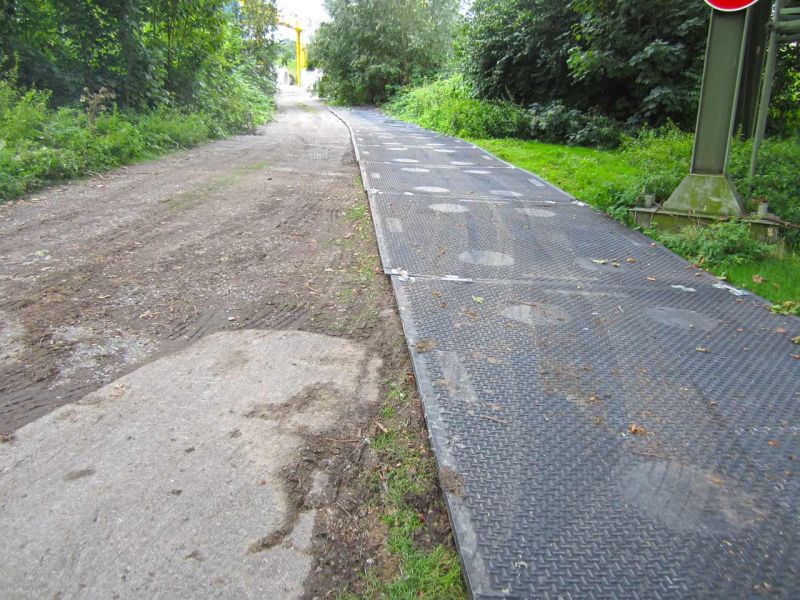 Baustraße zur Lastverteilung eines Schwertransport mit Horizontal-Bohrgerät