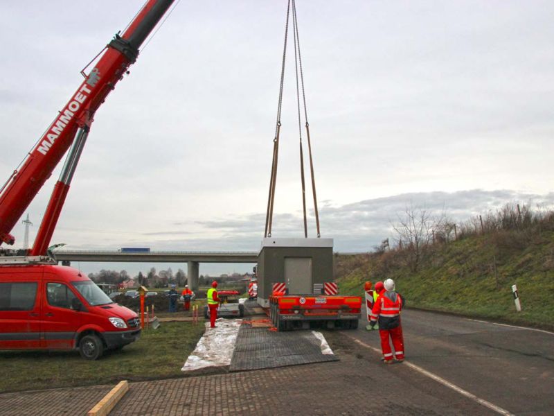 Stellfläche für einen Schwerlast-Transport im Bankettbereich einer Landstrasse