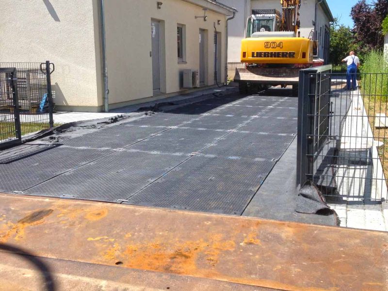 Fahrplatten als temporäre Baustraße zum Pflasterschutz