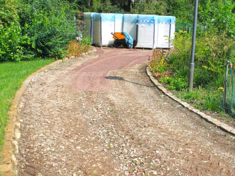 Verlegen und verfüllen des Kiesgitter KG30 für einen Gartenweg aus Kies