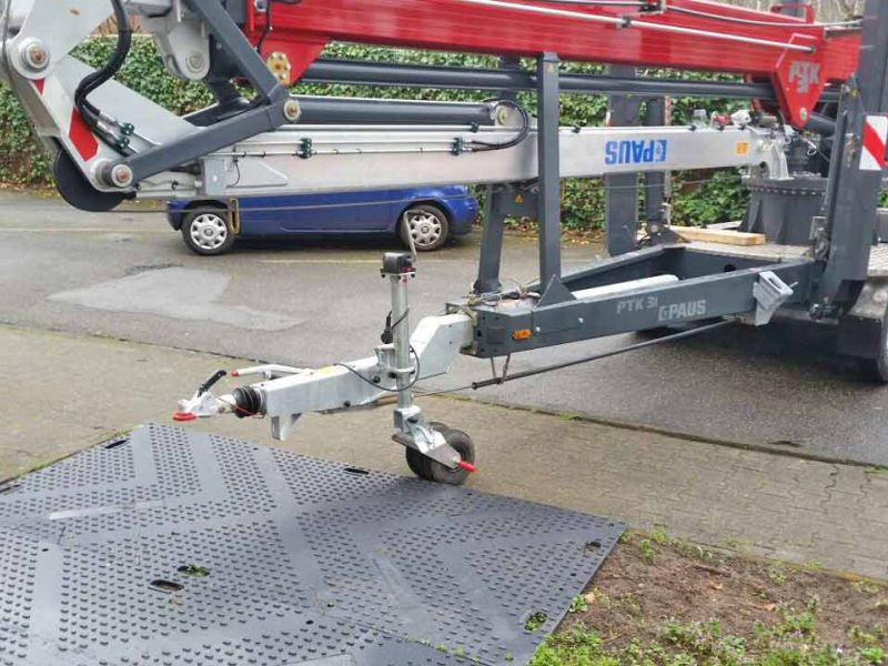 Kunststoff Fahrplatten als Bodenschutz für den Anhängerkran einer Zimmerei