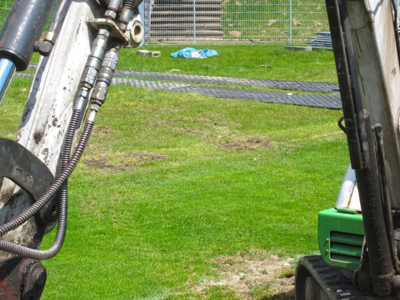 Fahrplatten zur Kampfmittelbeseitigung im Stadion in Köln