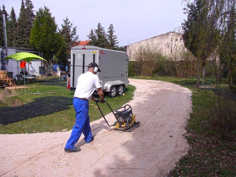 Befestigung eines Gartenweg ohne Unterbau mit Bodengitter BG50