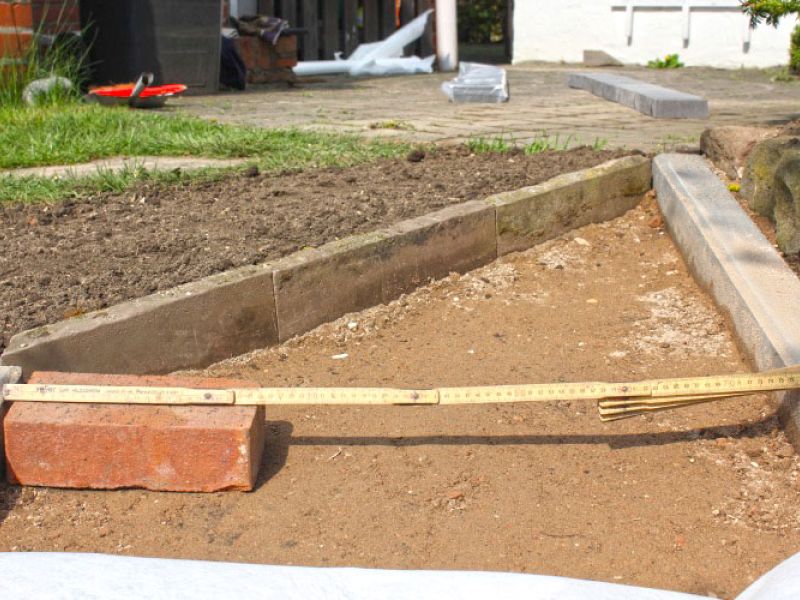 Verlegen von Kieswaben KW50 für einen stabilisierten Kiesweg im Garten