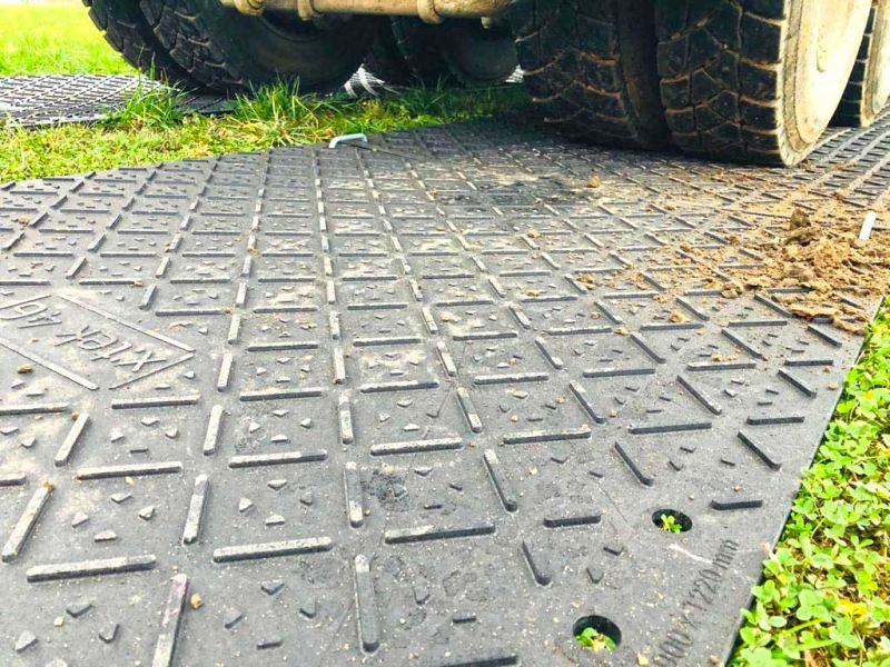 x:tek Hochleistungs Fahrplatten aus Kunststoff als Fahrbahnplatten bzw. Überfahrplatten als Rasenschutz bzw Flächenschutz für den Baustellenverkehr auf einer Wiese