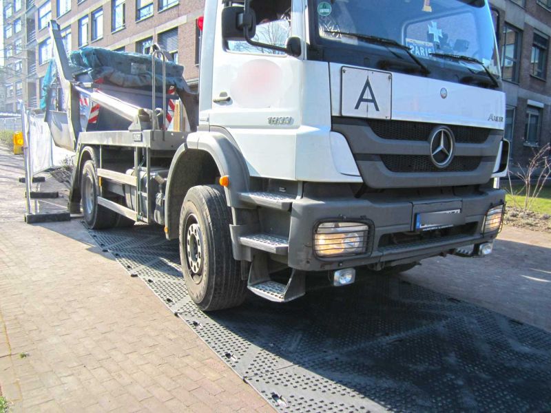 Fahrplatten als Pflasterschutz für eine temporäre LKW-Zufahrt