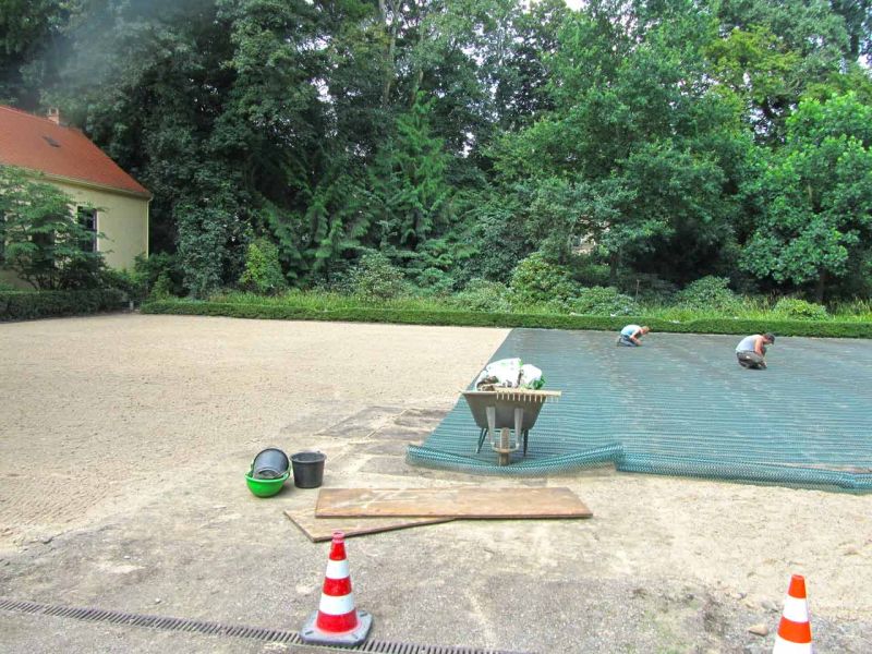 Rasennetz zur Rasenverstärkung eines Rasenparkplatz aus Rollrasen