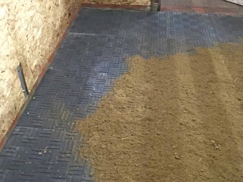 Stallmatten zur Verbesserung des Stallklima und Vereinfachung der Stallpflege