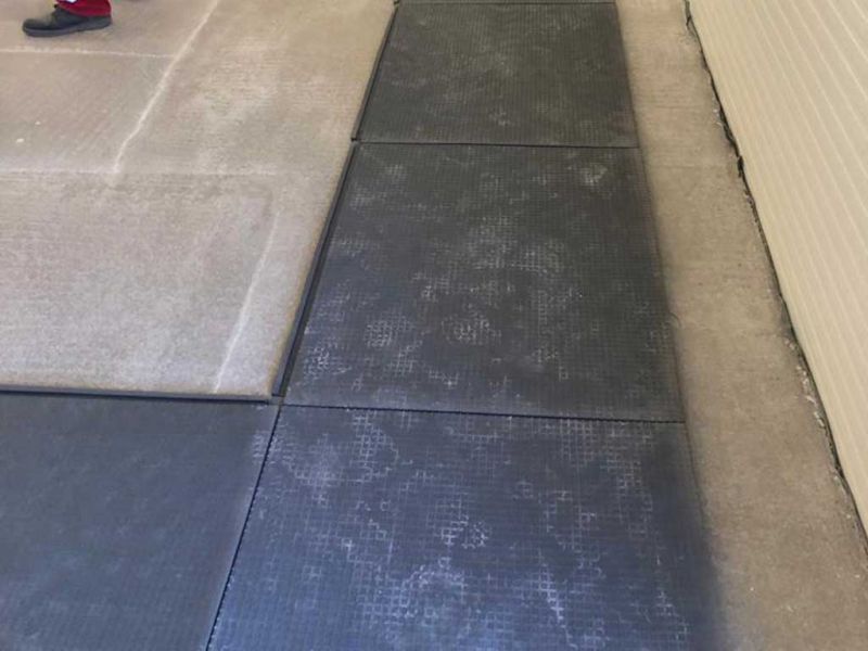 Innenansicht eines Veranstaltungszeltes mit FastFloor-Bodenmatten