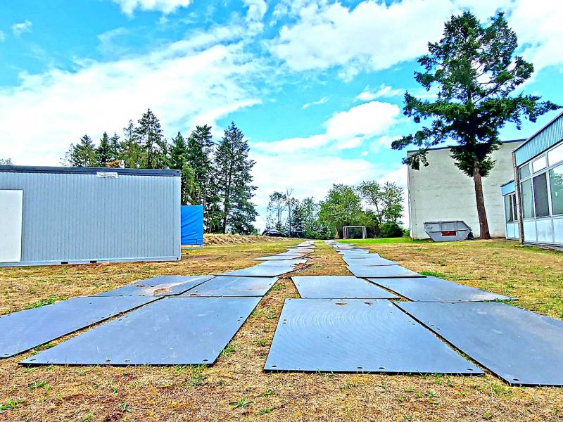 Bodenschutzplatten als Zufahrtsweg für einen Mobilkran zum stellen eines Containerdorf