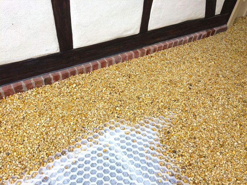 Begehbare Kiesfläche im Eingangsbereich eins Wohnhauses mit der Kieswaben KW30