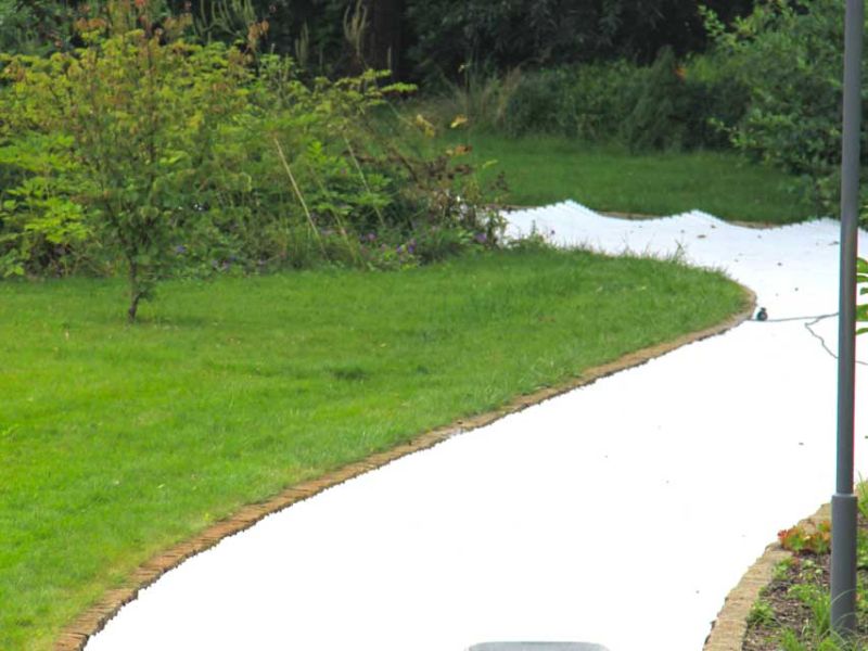 Verlegen und verfüllen des Kiesgitter KG30 für einen Gartenweg aus KiesVerlegen und verfüllen des Kiesgitter KG30 für einen Gartenweg aus Kies