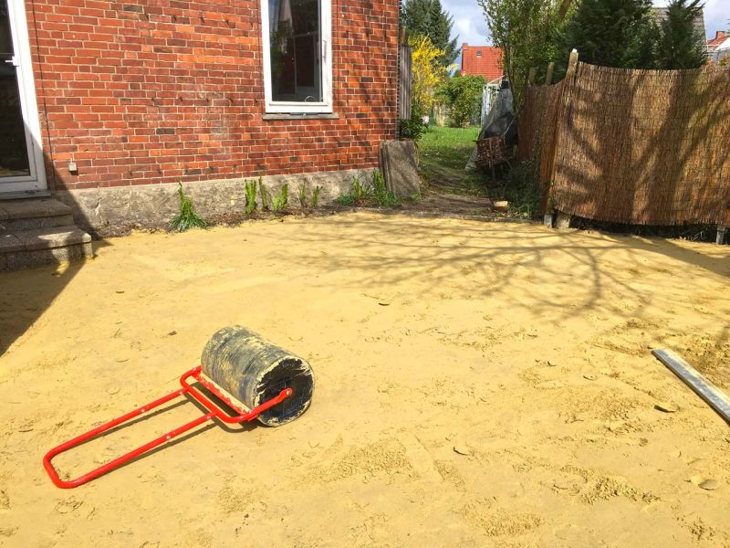 Schön gestalteter Steingarten mit einer Kiesfläche als Terrasse