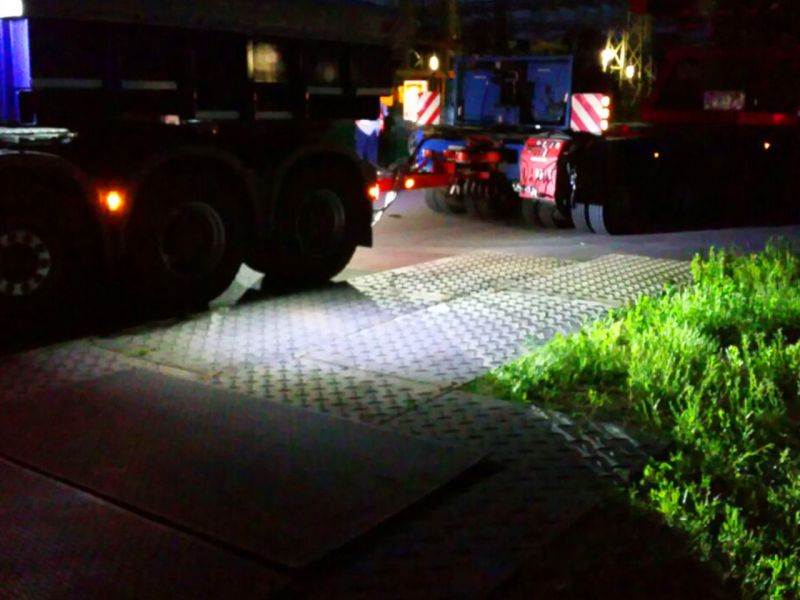 s:tek Bodenschutzplatten, MaxiTrack Schwerlast Fahrplatte und x:tek Fahrplatten aus Kunststoff für Begleitfahrzeuge im Schwertransport