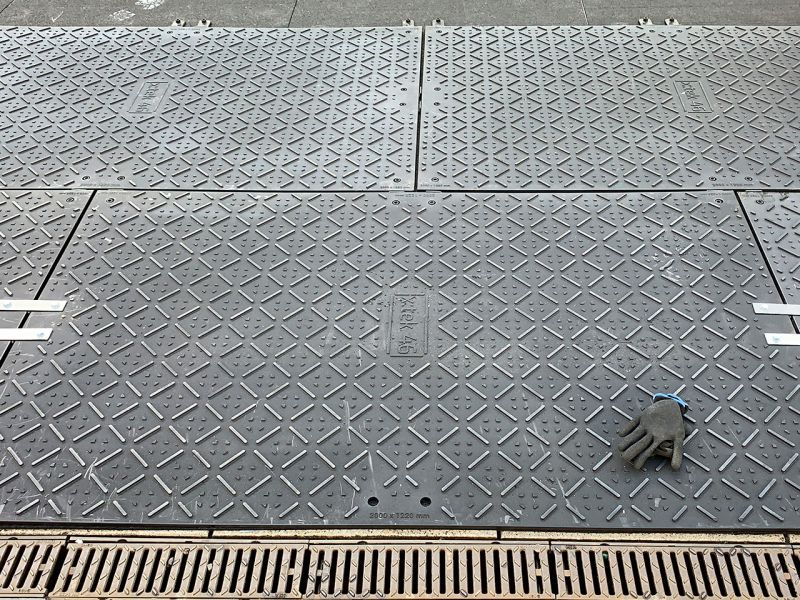 x:tek46 Fahrplatten versetzt verlegt auf einem festen Untergrund aus Beton.