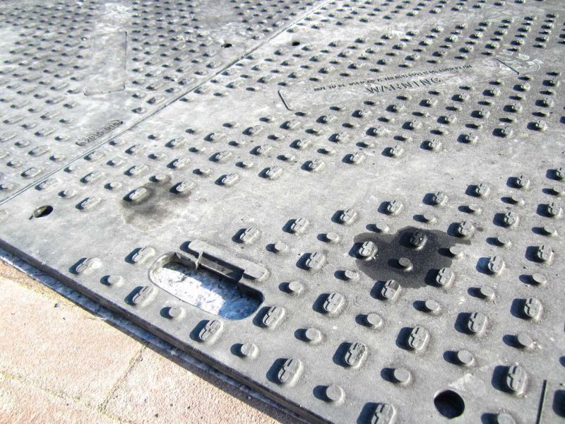 Fahrplatten als Pflasterschutz für eine temporäre LKW-Zufahrt