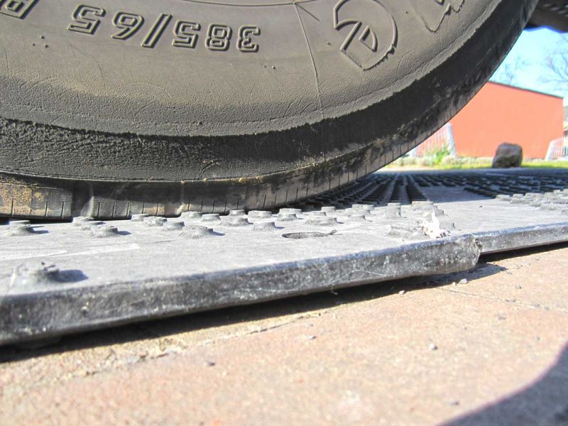 Fahrplatten als Pflasterschutz für eine temporäre LKW-Zufahrt