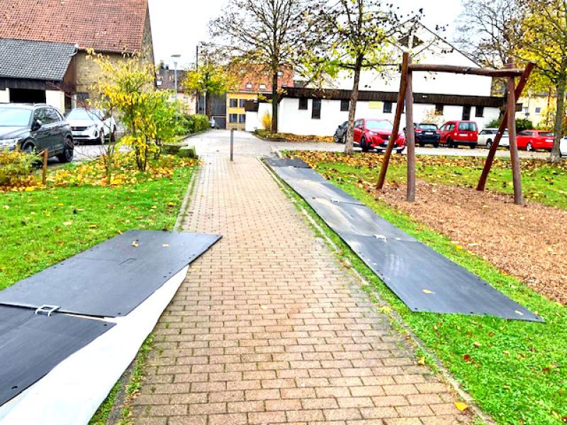 Nachhaltiger Rasenschutz mit Securatek Bodenschutzplatten