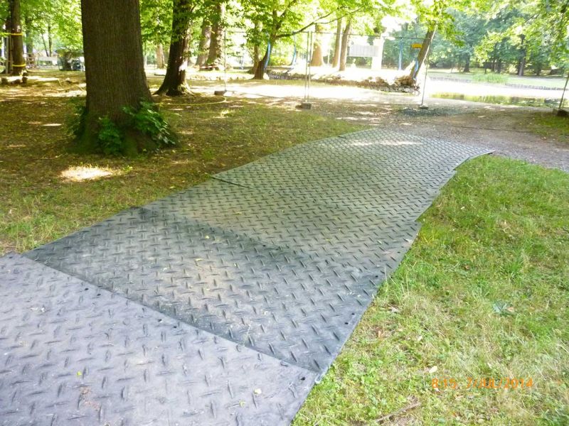 Mobile Baustrasse als temporäre Fahrstrasse für den Rohrleitungsbau in einem Waldgebiet