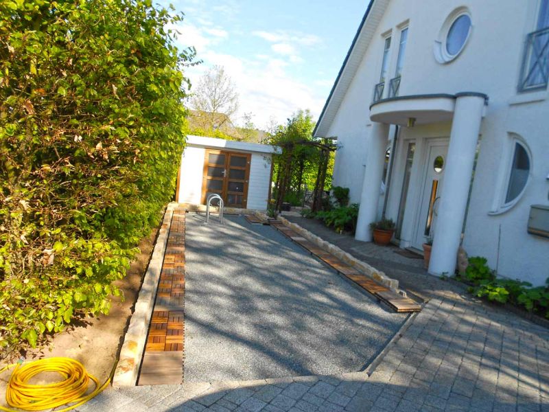 Anlegen einer stabilisierten Hof und PKW Stellfläche mit den Kieswaben KW50