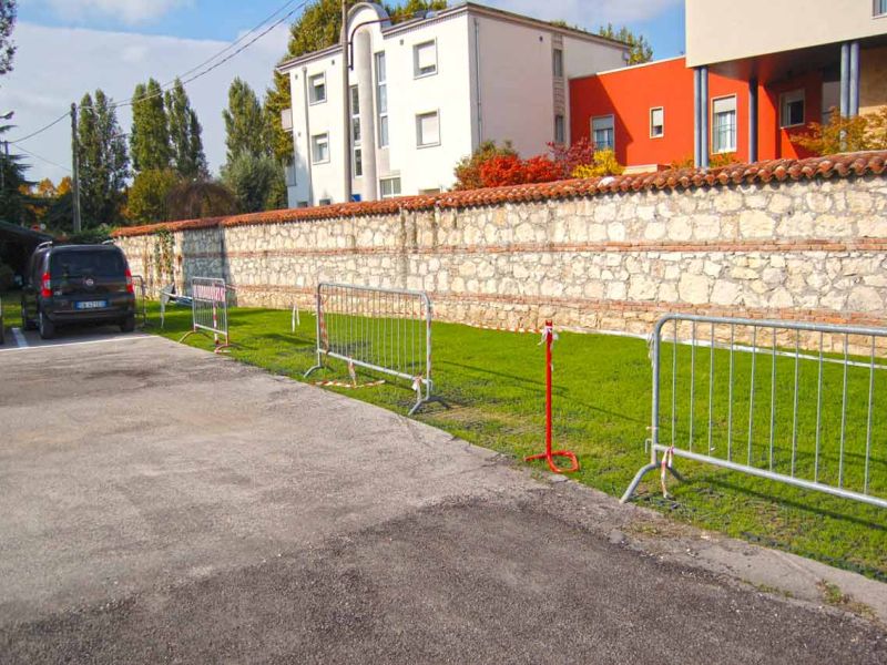 Rasengitter RG24 zur Stabilisierung eines Besucherparkplatz einer Kirche