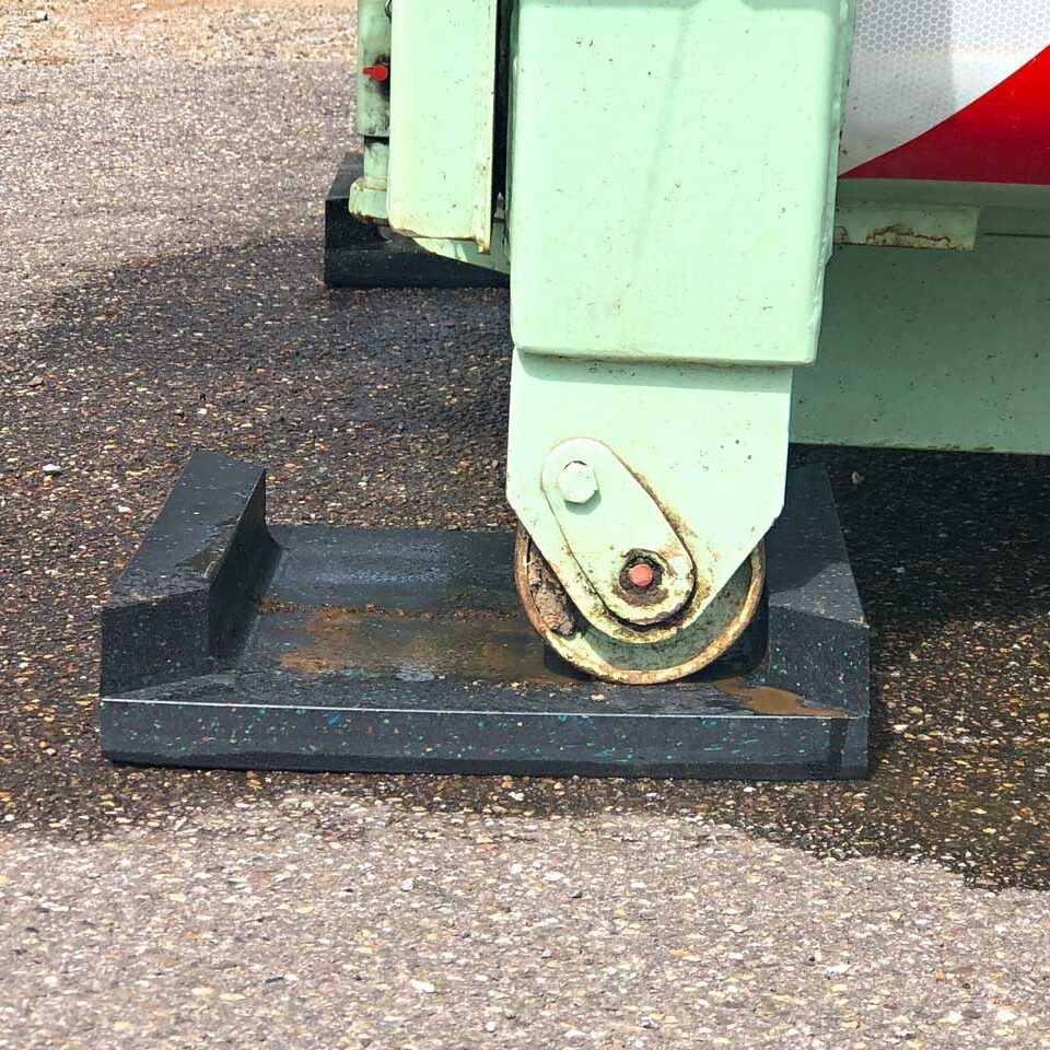 Bodenschutzplatte für Abrollcontainer aus Kunststoff. Zuverlässiger Schutz vor Kratzern, Spuren & Beschädigungen