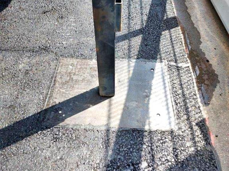 Lastverteilplatten statt Asphalt als dauerhaft druckstabiler Untergrund für die Stützen von Wechselbrücken