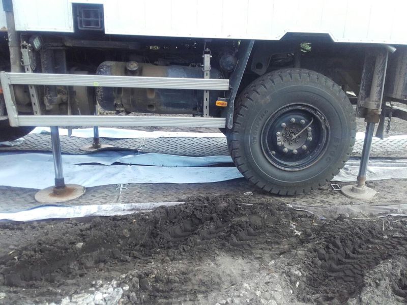 Mobile Fahrstrasse und Fahrplatten als temporäre Zufahrtslösung für den Neubau eines Supermarkt in Berlin