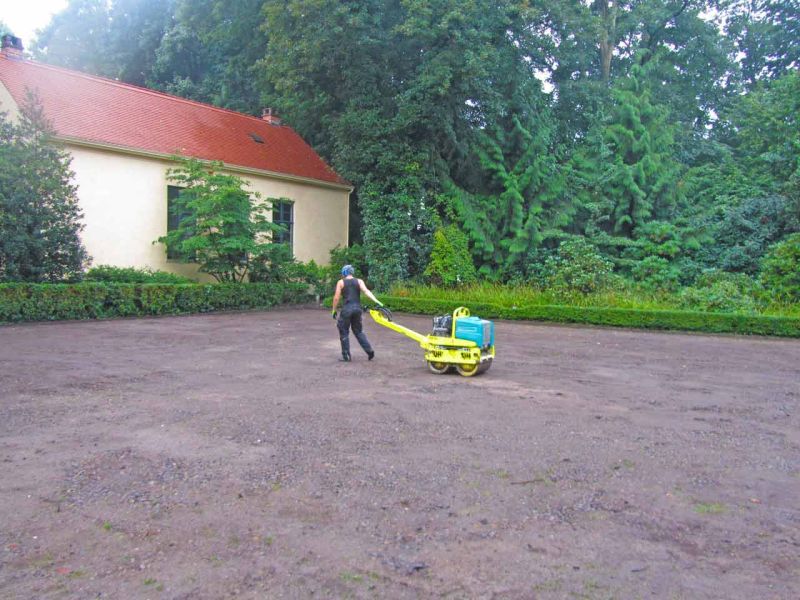 Rasennetz zur Rasenverstärkung eines Rasenparkplatz aus Rollrasen