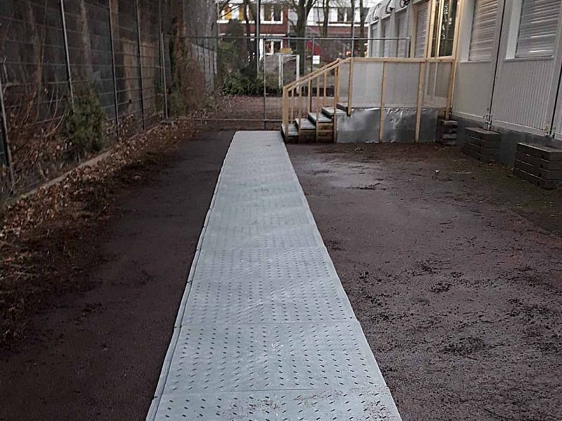 Bodenmatten als temporärer Gehweg zu einem Raumcontainer