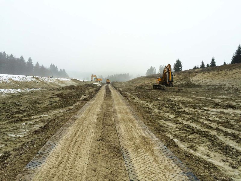 Mobile Baustrasse als Zufahrtslösung für LKW und Bagger im Straßenbau und Verkehrswegebau
